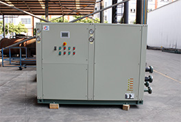 是不是渦旋式冷水機，看有沒有氣壓表就知道了