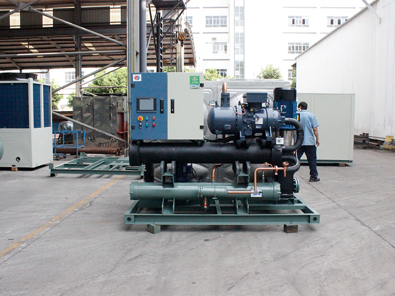 一體式冷水機組的方便，在于接水通電就能用